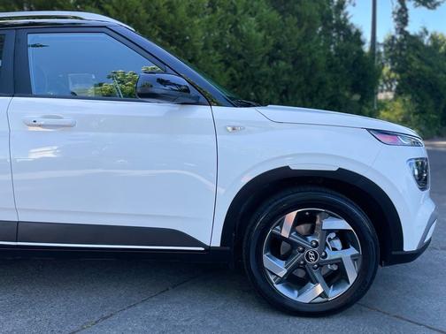 Lunar White 2024 Hyundai VENUE Limited