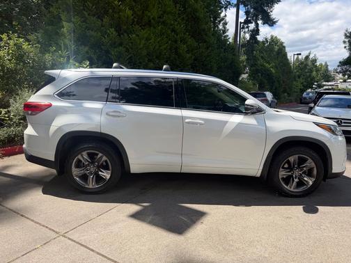 White 2018 Toyota Highlander Limited Platinum