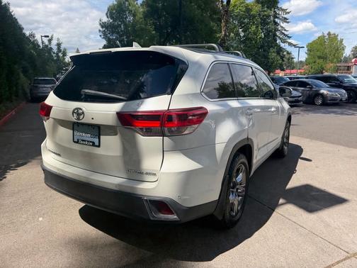 White 2018 Toyota Highlander Limited Platinum