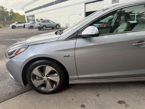 2017 Hyundai SONATA Hybrid Limited