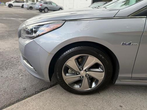 2017 Hyundai SONATA Hybrid Limited
