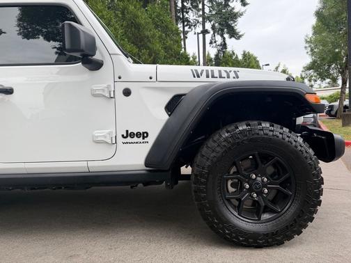 Bright White Clearcoat 2024 Jeep Wrangler Willys