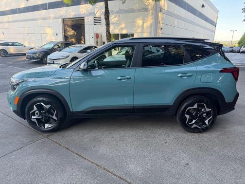 Blue / Black 2026 Kia Seltos S