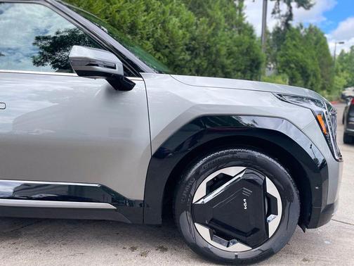 Pebble Gray 2024 Kia EV9 Land