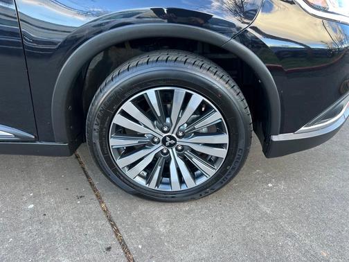 Photo 2 of 29 of 2020 Mitsubishi Outlander SE
