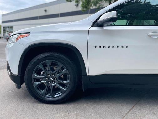 Iridescent Pearl Tricoat 2021 Chevrolet Traverse RS