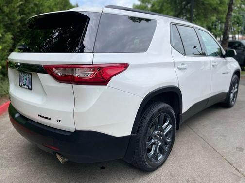 Iridescent Pearl Tricoat 2021 Chevrolet Traverse RS