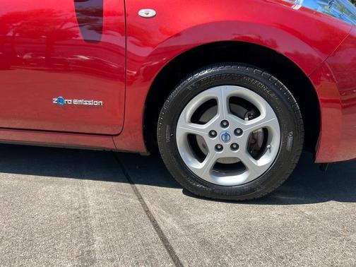 Photo 2 of 28 of 2012 Nissan Leaf SL