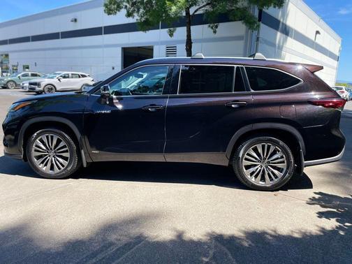 Amber 2020 Toyota Highlander Hybrid Platinum