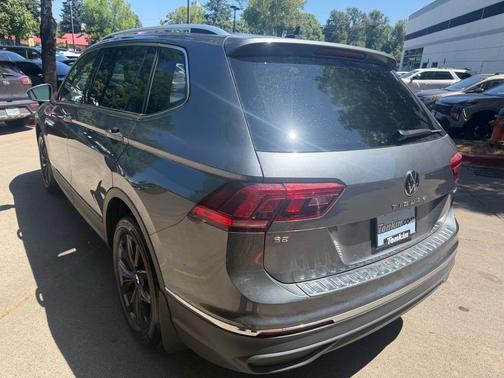 Platinum Gray Metallic 2024 Volkswagen Tiguan 2.0T SE
