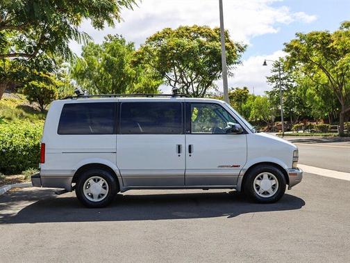 Ivory White 2000 Chevrolet Astro LS