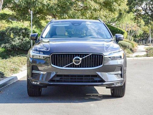 2022 Volvo XC60 B5 Momentum