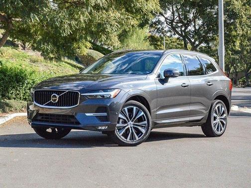 2022 Volvo XC60 B5 Momentum