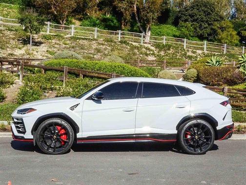 2021 Lamborghini Urus 