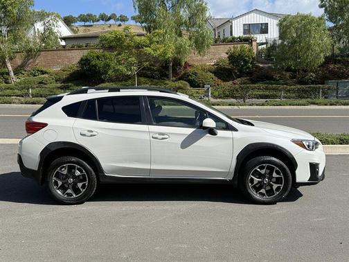 Crystal White Pearl 2018 Subaru Crosstrek 2.0i Premium