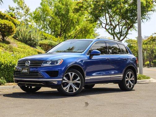 Reef Blue Metallic 2017 Volkswagen Touareg V6 Wolfsburg Edition