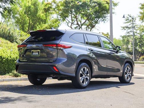 Magnetic Gray Metallic 2023 Toyota Highlander XLE