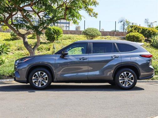 Magnetic Gray Metallic 2023 Toyota Highlander XLE