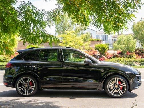2014 Porsche Cayenne GTS