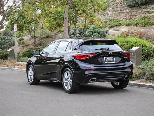 2017 INFINITI QX30 Luxury