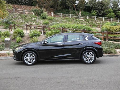 2017 INFINITI QX30 Luxury