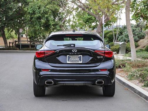 2017 INFINITI QX30 Luxury
