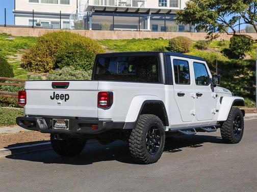 2023 Jeep Gladiator Sport