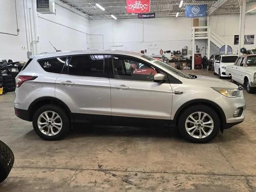 Ingot Silver Metallic 2017 Ford Escape SE