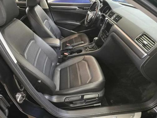 Deep Black Pearl 2017 Volkswagen Passat 1.8T R-Line w/Comfort