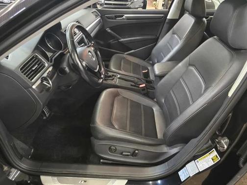 Deep Black Pearl 2017 Volkswagen Passat 1.8T R-Line w/Comfort