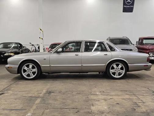 1999 Jaguar XJ Base