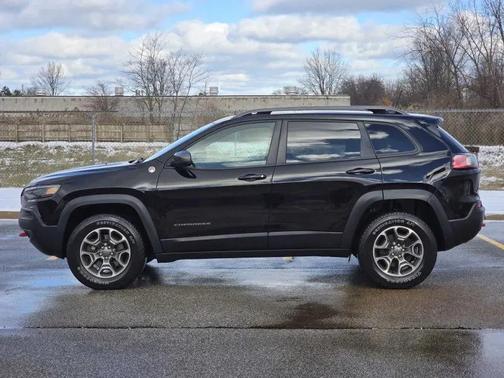 Diamond Black Crystal Pearlcoat 2020 Jeep Cherokee Trailhawk