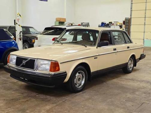 Off white 1987 Volvo 240 DL