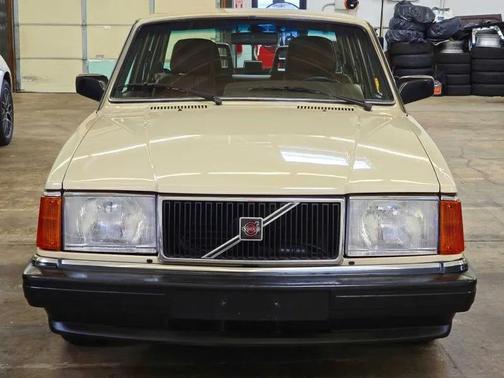 Off white 1987 Volvo 240 DL