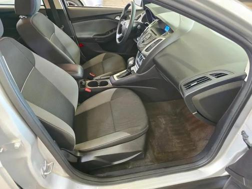 Ingot Silver Metallic 2014 Ford Focus SE