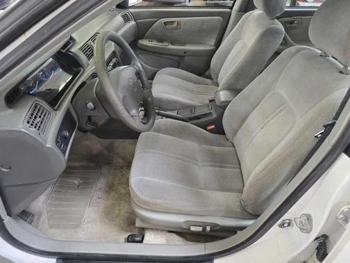 White 2001 Toyota Camry LE