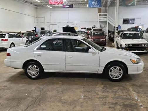 White 2001 Toyota Camry LE