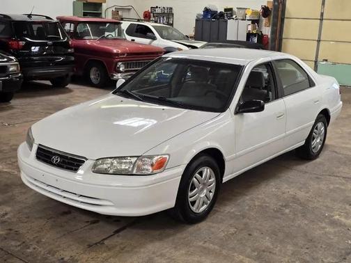 White 2001 Toyota Camry LE