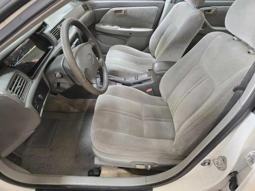 White 2001 Toyota Camry LE