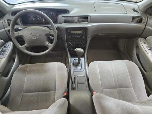 White 2001 Toyota Camry LE
