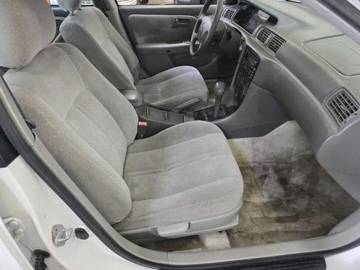White 2001 Toyota Camry LE