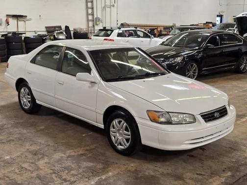 White 2001 Toyota Camry LE