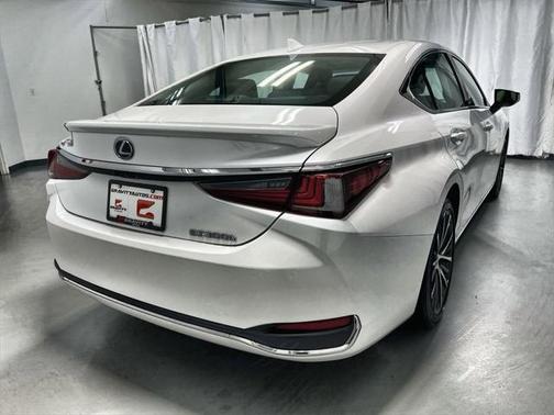 2022 Lexus ES 300h Base