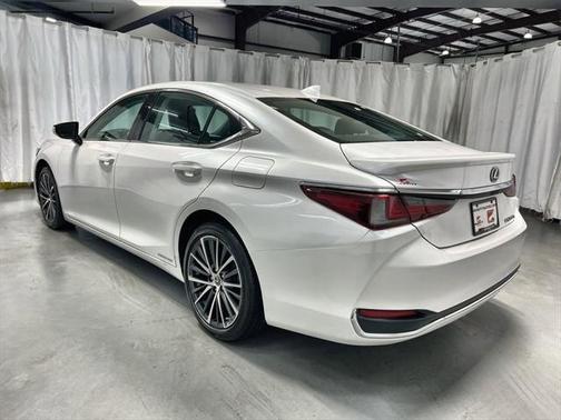 2022 Lexus ES 300h Base