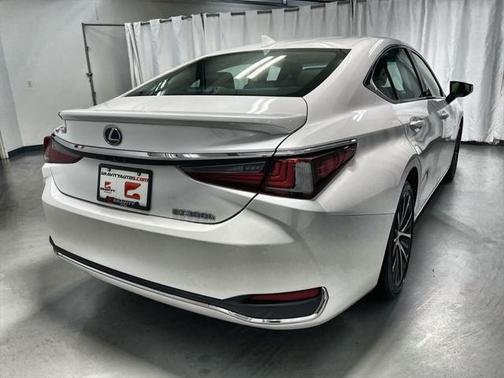2022 Lexus ES 300h Base