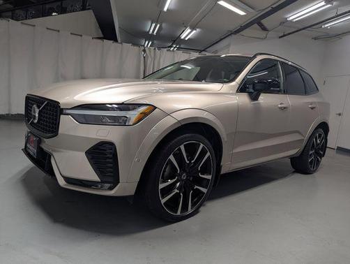 2023 Volvo XC60 B5 Ultimate Dark Theme