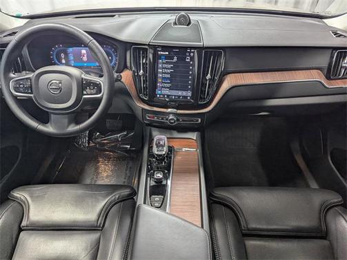 2023 Volvo XC60 B5 Ultimate Dark Theme