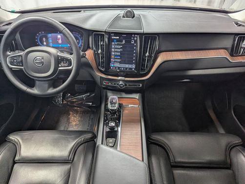 2023 Volvo XC60 B5 Ultimate Dark Theme