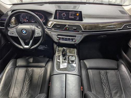 2022 BMW 740 i