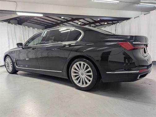 2022 BMW 740 i
